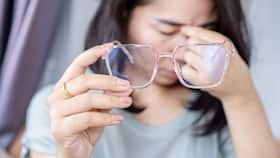 आंखों के सामने धुंधलापन और सिरदर्द किस बीमारी के संकेत हैं?