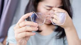 आंखों के सामने धुंधलापन और सिरदर्द किस बीमारी के संकेत हैं?