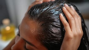 तिल या सरसों का तेल, बालों के लिए क्या ज्यादा फायदेमंद है?