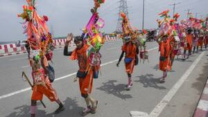 कावड़ यात्रा में बारिश में पैदल चलने से बढ़ सकता है फंगल इंफेक्शन का खतरा, बचाव के लिए जरूरी टिप्स