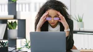 हाथ-पैरों में ये बदलाव दिखें तो सावधान! कहीं Vitamin B12 की कमी तो नहीं?