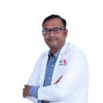 डॉ. रंजीत कर कटक स्थित HCG कैंसर सेंटर में रेडिएशन ऑन्कोलॉजी विभाग में एक अनुभवी कंसल्टेंट के रूप में कार्यरत हैं। कैंसर उपचार के क्षेत्र में उनकी विशेषज्ञता और समर्पण उन्हें इस क्षेत्र के प्रमुख चिकित्सकों में से एक बनाता है। डॉ. कर आधुनिक रेडिएशन तकनीकों का उपयोग करके विभिन्न प्रकार के कैंसर के इलाज में माहिर हैं। उनकी मुख्य विशेषज्ञता सटीक रेडिएशन थेरेपी: वे IMRT, IGRT और SBRT जैसी उन्नत तकनीकों के माध्यम से ट्यूमर को सटीक रूप से लक्षित करने में कुशल हैं, जिससे स्वस्थ ऊतकों को कम से कम नुकसान पहुंचता है। वे सिर, गर्दन, स्तन और स्त्री रोग संबंधी कैंसर (Gynecological Cancers) के उपचार में विशेष रुचि रखते हैं।