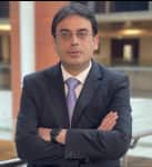 डॉ. विकास दुआ, प्रिंसिपल डायरेक्टर एवं हेड- पीडियाट्रिक हेमेटोलॉजी, हेमेटो-ऑन्कोलॉजी एवं बोन मैरो ट्रांसप्लांट सर्जन हैं, फोर्टिस हॉस्पिटल में। डॉ. विकास दुआ भारत के अग्रणी बाल रोग विशेषज्ञों में से एक हैं, जो विशेष रूप से पीडियाट्रिक हेमेटोलॉजी और हेमेटो-ऑन्कोलॉजी के क्षेत्र में अपनी विशेषज्ञता के लिए जाने जाते हैं। वे बच्चों में होने वाले रक्त संबंधी विकारों और कैंसर जैसे जटिल रोगों के इलाज में अत्यधिक अनुभवी हैं।

विशेषज्ञता (Specialization)
बच्चों में ब्लड डिसऑर्डर्स (जैसे थैलेसीमिया, एनीमिया)
पीडियाट्रिक कैंसर (ल्यूकेमिया, लिम्फोमा आदि)
बोन मैरो ट्रांसप्लांट (BMT)
इम्यूनोडिफिशिएंसी डिसऑर्डर्स का उपचार
अनुभव और योगदान

डॉ. दुआ को इस क्षेत्र में कई वर्षों का समृद्ध अनुभव प्राप्त है। उन्होंने सैकड़ों सफल बोन मैरो ट्रांसप्लांट किए हैं, जो गंभीर बीमारियों से जूझ रहे बच्चों के लिए जीवनदायी साबित हुए हैं।
वे न केवल क्लिनिकल प्रैक्टिस में उत्कृष्ट हैं, बल्कि मेडिकल रिसर्च और नई तकनीकों को अपनाने में भी अग्रणी भूमिका निभाते हैं। डॉ. विकास दुआ का मानना है कि बच्चों के इलाज में केवल मेडिकल ट्रीटमेंट ही नहीं, बल्कि भावनात्मक और मानसिक समर्थन भी उतना ही जरूरी होता है। वे मरीज और उनके परिवार दोनों को पूरी जानकारी और सहयोग देने पर जोर देते हैं।

उपलब्धियां
जटिल केसों के सफल इलाज में विशेषज्ञता
आधुनिक बोन मैरो ट्रांसप्लांट तकनीकों का उपयोग
राष्ट्रीय और अंतरराष्ट्रीय स्तर पर पहचान