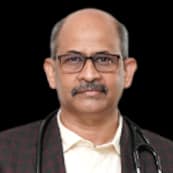 डॉ. राजशेखर चक्रवर्ती मदरासु हैदराबाद के यशोदा हॉस्पिटल्स में नेफ्रोलॉजी और ट्रांसप्लांट सेवाओं के क्लिनिकल डायरेक्टर और एचओडी (HOD) हैं, जिन्हें चिकित्सा क्षेत्र में 30 से अधिक वर्षों का अनुभव प्राप्त है। डॉ. चक्रवर्ती ने मैसूर विश्वविद्यालय के जेएसएस मेडिकल कॉलेज से अपनी MBBS डिग्रीए 1992-1993 प्राप्त की है। इसके बाद उन्होंने जेएसएसएमसी अस्पताल, मैसूर विश्वविद्यालय में अपनी एक साल की इंटर्नशिप पूरी की। इसके बाद साल 1997 में उन्होंने मैसूर विश्वविद्यालय के जेएसएसएमसी से ही इंटरनल मेडिसिन में अपनी MD की डिग्री हासिल की। डॉ. मदरासु न केवल किडनी ट्रांस्प्लांट और क्रिटिकल केयर नेफ्रोलॉजी के विशेषज्ञ हैं, बल्कि अंतरराष्ट्रीय स्तर पर भी जटिल किडनी सर्जरी और विदेशी मरीजों के सफल इलाज के लिए जाने जाते हैं। उनकी विशेषज्ञता और नेतृत्व में यशोदा हॉस्पिटल का नेफ्रोलॉजी विभाग आज अत्याधुनिक डायलिसिस और हाई-रिस्क किडनी ट्रांसप्लांट के लिए भारत के प्रमुख केंद्रों में से एक बन गया है।