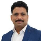 डॉ. वेंकट रमन कोला, हैदराबाद में मशहूर क्रिटिकल केयर डॉक्टर हैं। फिलहाल ये यशोदा हॉस्पिटल्स (हैदराबाद) में क्रिटिकल केयर मेडिसिन विभाग के क्लिनिकल डायरेक्टर हैं। उनके पास 18 वर्षों से अधिक का अनुभव है। इन्होंने वीर सुरेंद्र साई मेडिकल कॉलेज एंड हॉस्पिटल, संबलपुर, ओडिशा से एमबीबीएस और उस्मानिया मेडिकल कॉलेज, हैदराबाद से एमडी (एनेस्थिसियोलॉजी और क्रिटिकल केयर) की शिक्षा हासिल की है।
