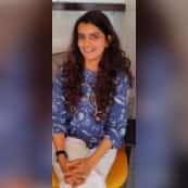 डॉ. स्मृति झुनझुनवाला मुंबई के होम्योन्यूट्रीपैथी क्लिनिक में प्रेक्टिस करती हैं और एक जानी मानी होम्योपैथी डॉक्टर हैं। उन्होंने बैचलर ऑफ होम्योपैथिक मेडिसिन एंड सर्जरी (BHMS) की डिग्री प्राप्त की है। साथ ही उन्होंने न्यूट्रीशनिस्ट और फैमली फिजिशियन की पढ़ाई भी की है। वह नेचुरल ट्रीटमेंट में ज्यादा विश्वास रखती हैं और कोशिश करती हैं कि उनका पेशेंट कम से कम दवाइयों का सेवन करे। उन्होंने कई डायबिटीज और थायराइड के पेशेंट की दवा बंद करवाई है। वह यह काम एक अच्छा डाइट प्लान की मदद से करती हैं।