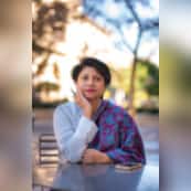 डॉ. मालिनी सबा एक जानी मानी मनोवैज्ञानिक (Psychologist) हैं, जो मानसिक स्वास्थ्य को रोजमर्रा की बातचीत का हिस्सा बनाने में यकीन रखती हैं। काउंसलिंग से लेकर पॉडकास्ट, लेखों और सोशल मीडिया पोस्ट तक, वे हर माध्यम से लोगों की आम परेशानियों पर बात करती हैं ताकि जानकारी सिर्फ सुनने तक न रहे, बल्कि असल जिंदगी में भी काम आए। महिलाओं के सशक्तिकरण को उन्होंने अपने जीवन का मिशन बना रखा है। पिछले 32 सालों से ज्यादा वक्त से वे महिलाओं को उनके डर से उबारने, आत्मविश्वास देने और उनकी असली क्षमता को पहचानने में मदद कर रही हैं। उनका मानना है कि जब लोग खुद पर यकीन करना सीख जाते हैं, तभी वे सच में सेहतमंद और संतुष्ट जीवन जी पाते हैं।