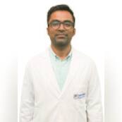 डॉ. विष्णु हरि एक अनुभवी और प्रतिष्ठित कैंसर विशेषज्ञ हैं, जो वर्तमान में Sarvodaya Hospital, Sector-8, Faridabad में Senior Consultant & Head – Medical Oncology, Haematology & BMT के पद पर कार्यरत हैं। डॉ. विष्णु हरि ने केरल के कालीकट के गवर्नमेंट मेडिकल कॉलेज से एमबीबीएस, गवर्नमेंट मेडिकल कॉलेज, कालीकट, केरल से एमडी की डिग्री ली है। डॉ. विष्णु हरि को मेडिकल ऑन्कोलॉजी और हीमैटोलॉजी के क्षेत्र में कई वर्षों का अनुभव है। उन्होंने देश के प्रतिष्ठित संस्थानों से प्रशिक्षण प्राप्त किया है और हजारों मरीजों को सफल उपचार प्रदान किया है। डॉ. विष्णु हरि मरीजों को केवल बीमारी के रूप में नहीं, बल्कि एक इंसान के रूप में देखते हैं। वे हर मरीज को समय देकर उसकी समस्या को समझते हैं और सरल भाषा में इलाज की जानकारी देते हैं।